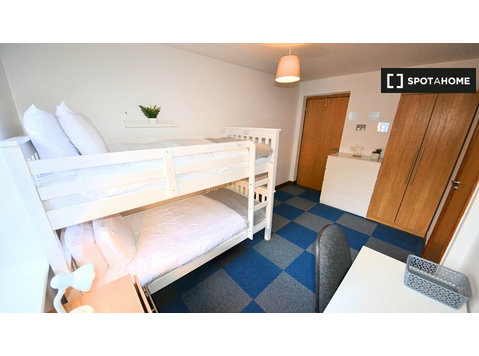 Bed to rent in flat with 4 bedrooms in Stoneybatter, Dublin - Izīrē
