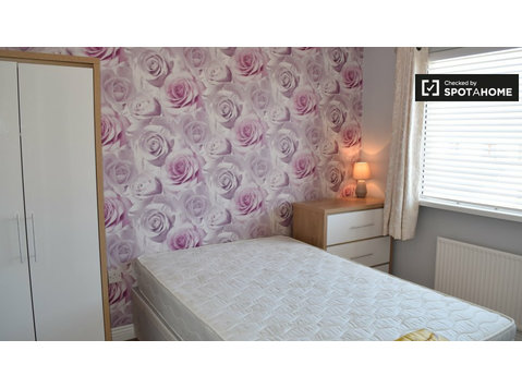 Chambre lumineuse dans une maison de 4 chambres à Riverston… - À louer