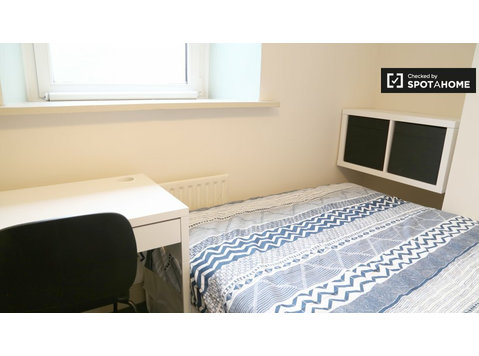 Helles Zimmer zu vermieten in Haus mit 9 Schlafzimmern in… - Zu Vermieten