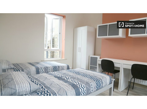 Cheerful room to rent in 9-bedroom house in Stoneybatter - Til Leie
