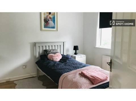 Przytulny pokój w domu z 5 sypialniami w Sandyford, Dublin - Do wynajęcia