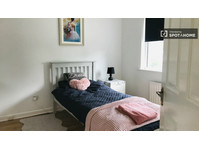 Cosy room in 5-bedroom house in Sandyford, Dublin - Kiadó