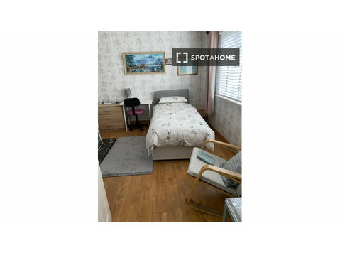 Gemütliches Zimmer in einem Haus mit 4 Schlafzimmern in Dún… - Zu Vermieten