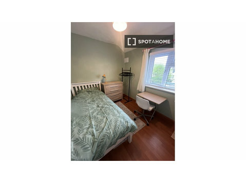 Przytulny pokój w domu z 4 sypialniami w Dún Laoghaire w… - Do wynajęcia