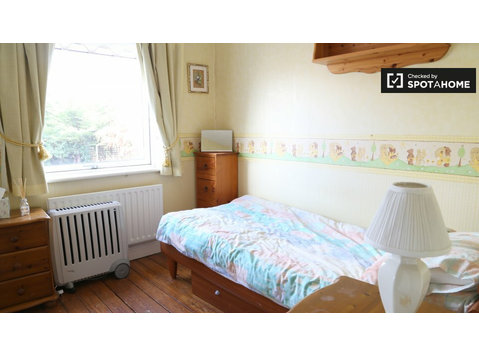 Castleknock, Dublin'de 5 yatak odalı ev konforunda rahat oda - Kiralık