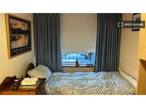 Cozy room in large shared apartment in Killiney, Dublin - Til leje