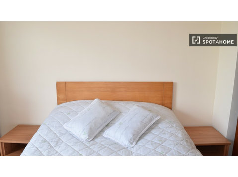 Dekoriertes Zimmer in einem 3-Zimmer-Apartment in Dublin - Zu Vermieten