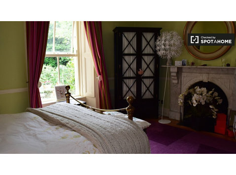 Dekoriertes Zimmer in 5-Zimmer-Wohnung in Churchtown, Dublin - Zu Vermieten