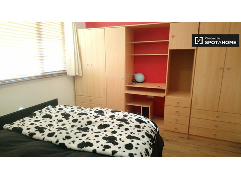 Double Bedroom for rent in 4-Bedroom House in Clontarf - Vuokralle