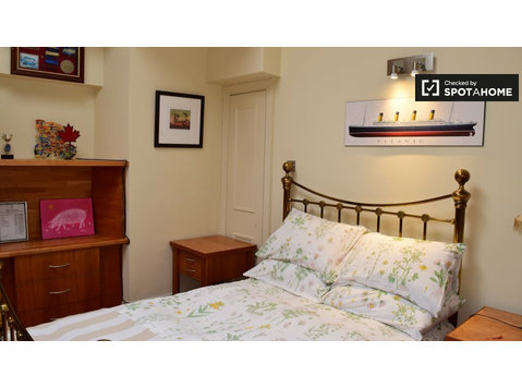 Zimmer mit Bad in einer 5-Zimmer-Wohnung in Churchtown,… - Zu Vermieten