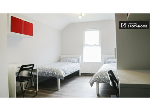 Ensuite twin bedroom in 6-bedroom house in Phibsborough - 出租