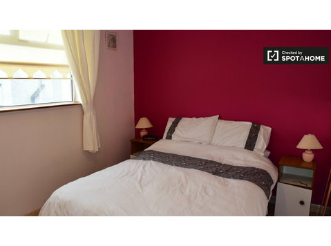 Umeblowany pokój w domu z 3 sypialniami w Tallagh, Dublin - Do wynajęcia