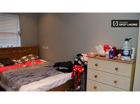 Umeblowany pokój w domu z 4 sypialniami w Whitehall, Dublin - Do wynajęcia
