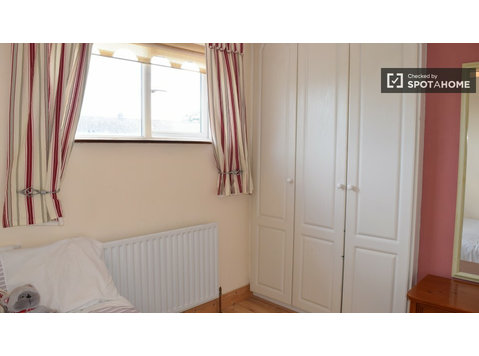 Riesiges Zimmer in 3-Zimmer-Wohnung in Tallaght, Dublin - Zu Vermieten