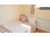 Huge room in 3-bedroom apartment in Tallaght, Dublin - Cho thuê