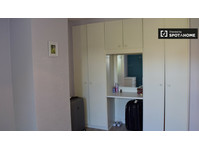 Grande chambre dans un appartement de 3 chambres à… - À louer