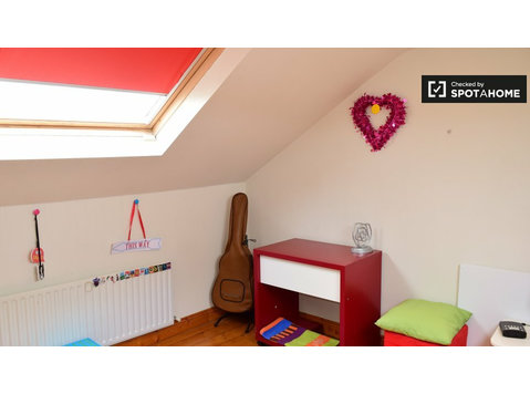 Pièce intérieure dans un appartement de 5 chambres à… - À louer