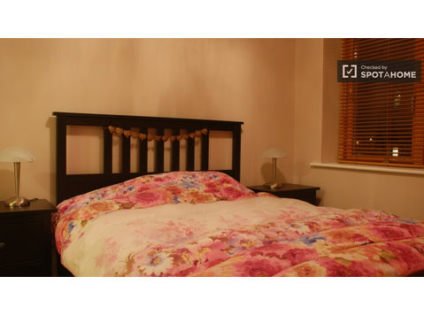 Intimate room in shared apartment in Ashtown, Dublin - Izīrē