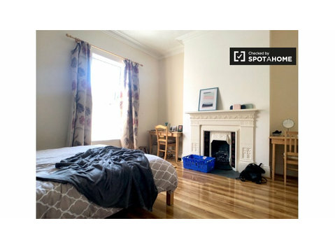 Grande quarto em apartamento compartilhado em Stoneybatter,… - Aluguel