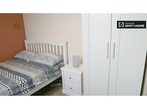 Großes Zimmer zu vermieten in Haus mit 9 Schlafzimmern in… - Zu Vermieten