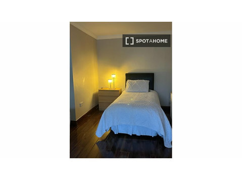 Modern room for rent in 5-bedroom house, Woodstown Village - 出租