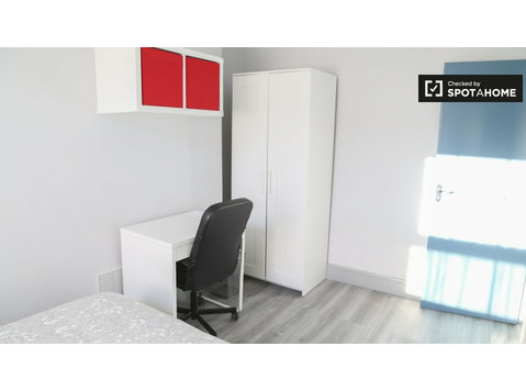 Modernes Zimmer in einem Haus mit 5 Schlafzimmern in… - Zu Vermieten