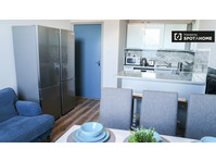 Modernes Zimmer in einem Haus mit 5 Schlafzimmern in… - Zu Vermieten