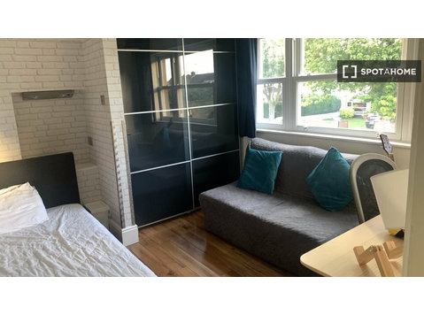 Nice room in 4-bedroom apartment in Blanchardstown, Dublin - For Rent