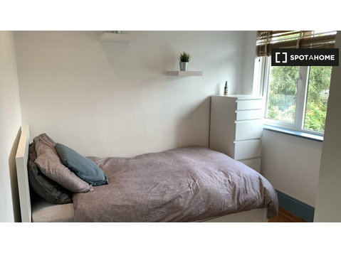 Nice room in 4-bedroom apartment in Blanchardstown, Dublin - Vuokralle