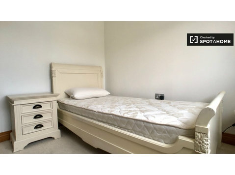 Knocklyon'da 4 yatak odalı evde kiralık huzurlu oda - Kiralık