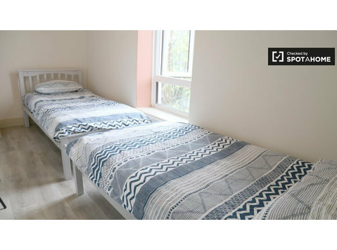 Pretty room to rent in 9-bedroom house in Stoneybatter - 出租