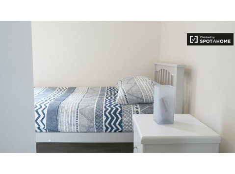 Hübsches Zimmer zu vermieten in Haus mit 9 Schlafzimmern in… - Zu Vermieten