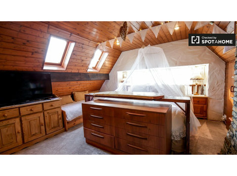 Caratteristica camera in affitto in una casa con 4 camere… - In Affitto