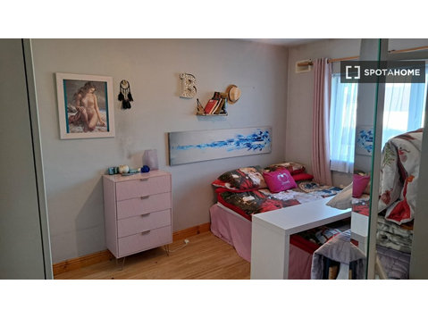 Room for a  rent  in 4-bedroom house in Clondarkin, Dublin - De inchiriat