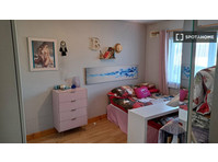 Zimmer zu vermieten in einem Haus mit 4 Schlafzimmern in… - Zu Vermieten