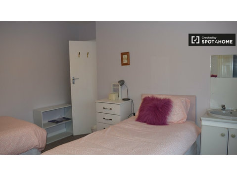 Room for rent in 3-bedroom apartment in Raheny, Dublin - الإيجار