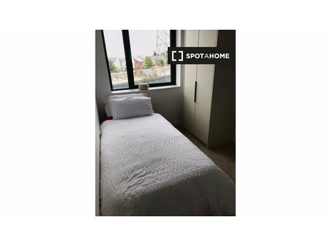 Room for rent in 3-bedroom house in Ballinteer, Dublin - השכרה