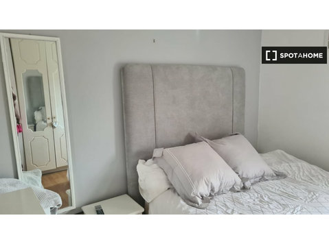 Zimmer zu vermieten in Haus mit 3 Schlafzimmern in… - Zu Vermieten
