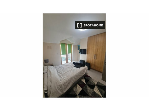 Dublin'de 3 yatak odalı evde kiralık oda - Kiralık
