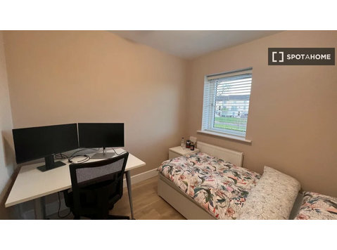 Room for rent in 3-bedroom house in Hansfield, Dublin - Annan üürile