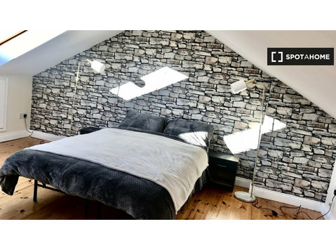 Room for rent in 3-bedroom house in Sandyford - Annan üürile