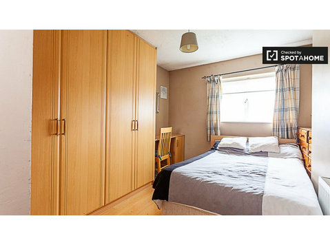 Room for rent in 3-bedroom house in Tymon North, Dublin - Til Leie