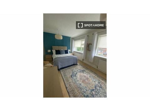 Room for rent in 4-bedroom house in Knocklyon - De inchiriat