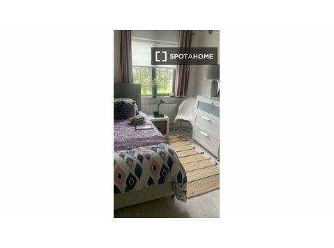 Zimmer zu vermieten in Haus mit 4 Schlafzimmern in Naas,… - Zu Vermieten