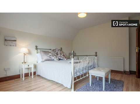 Room for rent in 4-bedroom house in Shankill, Dublin - K pronájmu