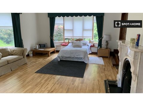 Room for rent in 4-bedroom house in Shankill, Dublin - الإيجار
