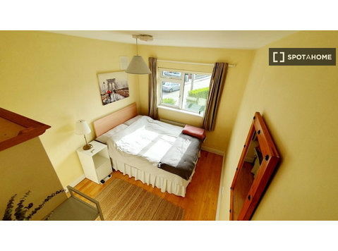 Room for rent in 5-bedroom house in Blackrock - Ενοικίαση