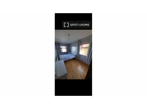 Room for rent in 6-bedroom house in Oldbawn, Dublin - De inchiriat