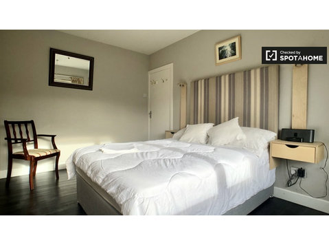 Quarto para alugar em linda casa de 5 quartos em Rathfarnh,… - Aluguel