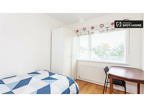 Room for rent in sweet 3-bedroom house, Melrose Park, Dublin - Na prenájom